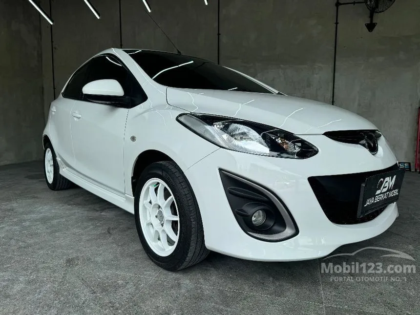Jual Mobil Mazda 2 2011 R 1.5 di Jawa Timur Automatic Hatchback Putih Rp 115.000.000