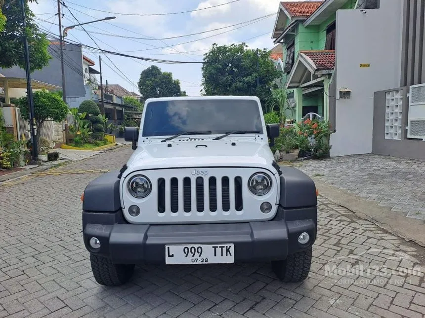 Jual Mobil Jeep Wrangler 2014 Sport CRD Unlimited 2.8 di Jawa Timur Automatic SUV Putih Rp 870.000.000