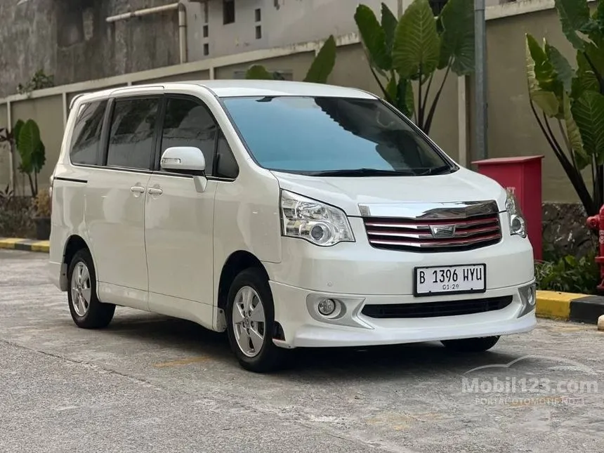 2013 Toyota NAV1 V MPV