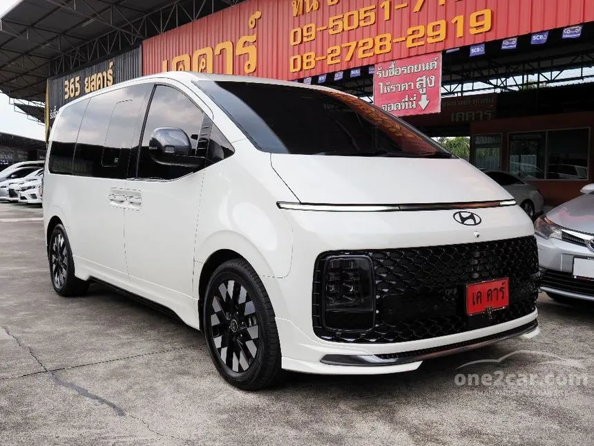 2024 Hyundai Staria Premium with sunroof Van