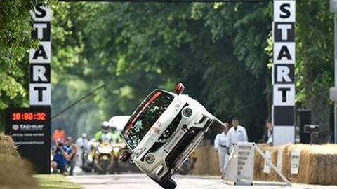 Nissan Juke Nismo RS Cetak Rekor Berjalan dengan 2 Kaki