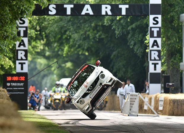 Nissan Juke Nismo RS Cetak Rekor Berjalan dengan 2 Kaki