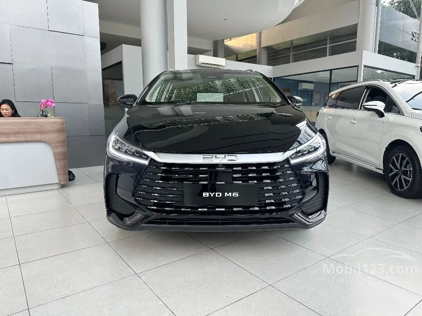 2026 BYD M6 DM-i Cross Superior Captain PHEV MPV