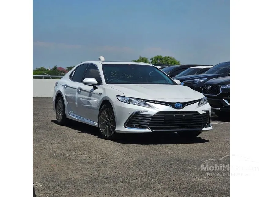 Jual Mobil Toyota Camry 2023 HV TSS 2 2.5 di Banten Automatic Sedan Putih Rp 848.400.000