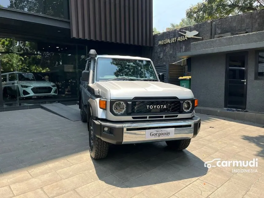 Jual Mobil Toyota Land Cruiser 2024 70 GXL 2.8 di Jawa Barat Automatic SUV Silver Rp 2.250.000.000