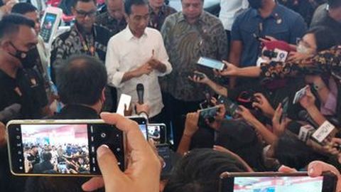 Habis Lihat Esemka, Jokowi Mengaku Senang dengan Pasar Mobil di Indonesia