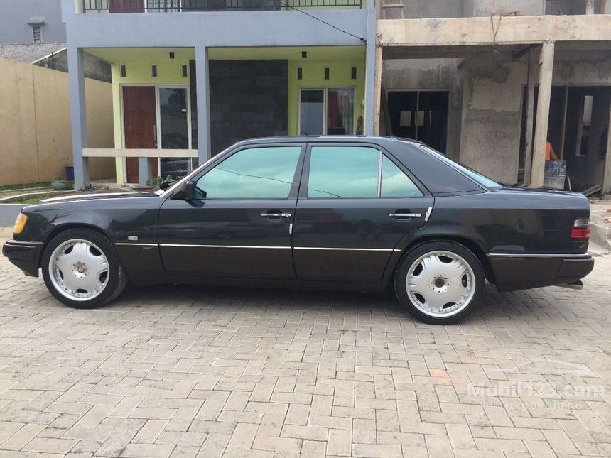 1993 Mercedes-Benz 220E Sedan