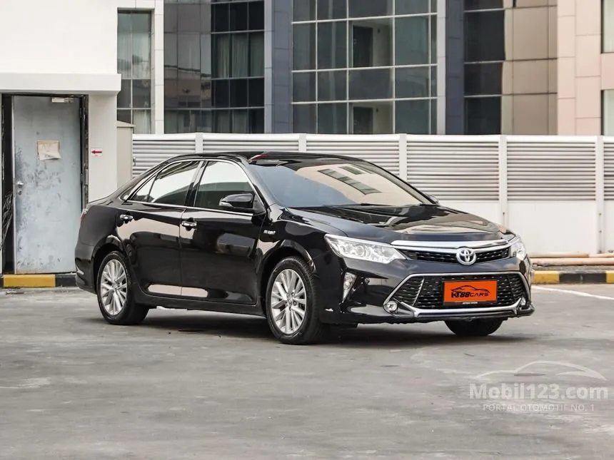 2017 Toyota Camry Hybrid Sedan