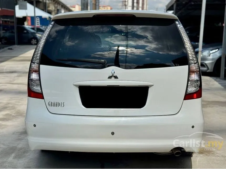 2009 Mitsubishi Grandis MPV