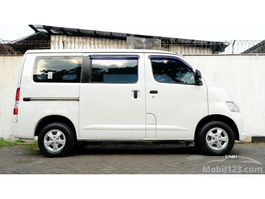 2022 Daihatsu Gran Max Mini Bus D Van