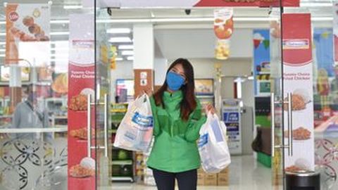 Adira Insurance Beri Sembako untuk Pengemudi Ojek Online