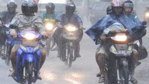 Tips Aman Berkendara Motor Saat Hujan