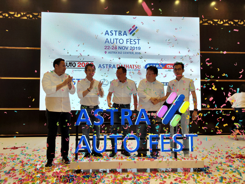 7 Merek Mobil Plus 1 Merek Motor Berkumpul dan Tebar Promo Akhir Tahun