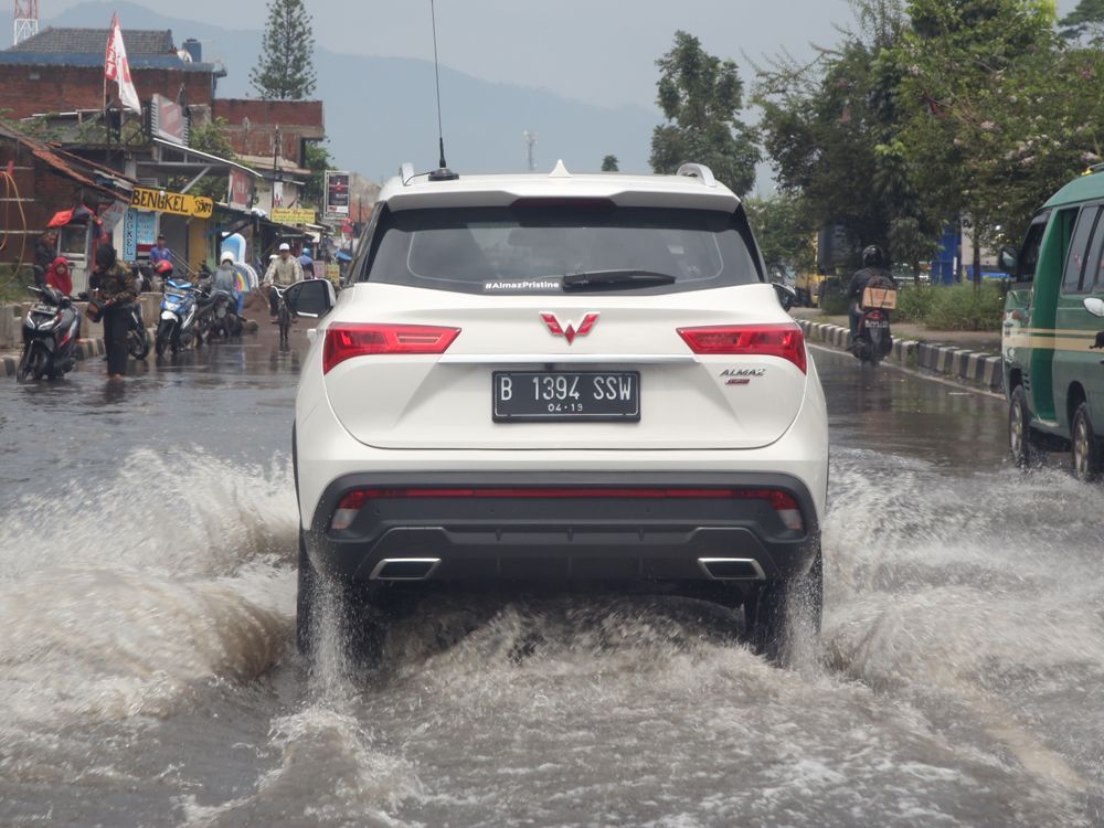 Test Drive Wuling Almaz, Hari Pertama Lewati Jalur Menantang dan Hujan Lebat Berita Otomotif