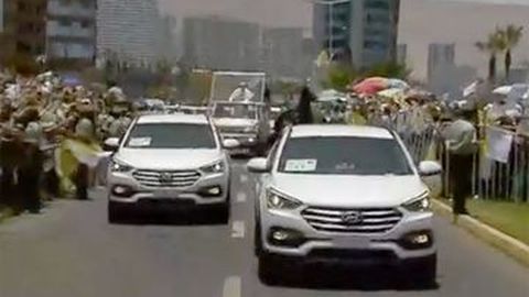 Video Mobil Paus Fransiskus Disenggol Kuda