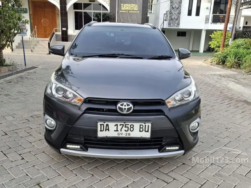 Jual Mobil Toyota Yaris 2017 TRD Sportivo Heykers 1.5 di Kalimantan Selatan Automatic Hatchback Abu