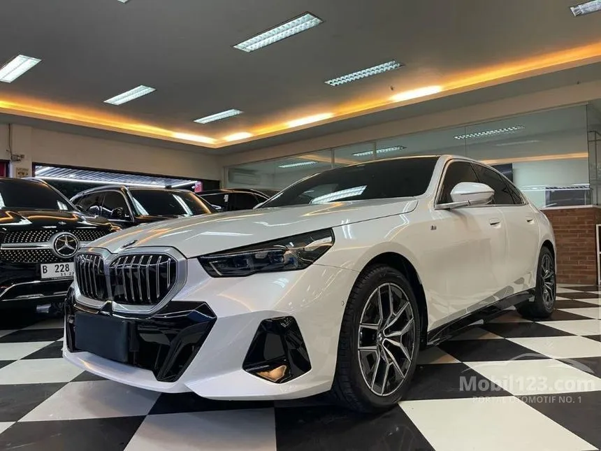 Jual Mobil BMW 520i 2024 M Sport 2.0 di Banten Automatic Sedan Putih Rp 1.195.000.000