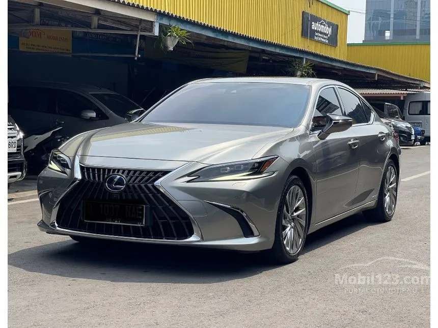 2022 Lexus ES 300h Ultra Luxury Sedan