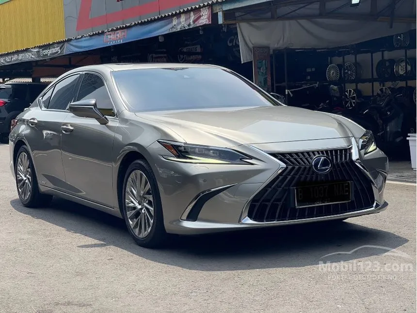 2022 Lexus ES 300h Ultra Luxury Sedan