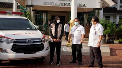 Toyota Serahkan 2 Unit Innova Ambulance ke Karawang