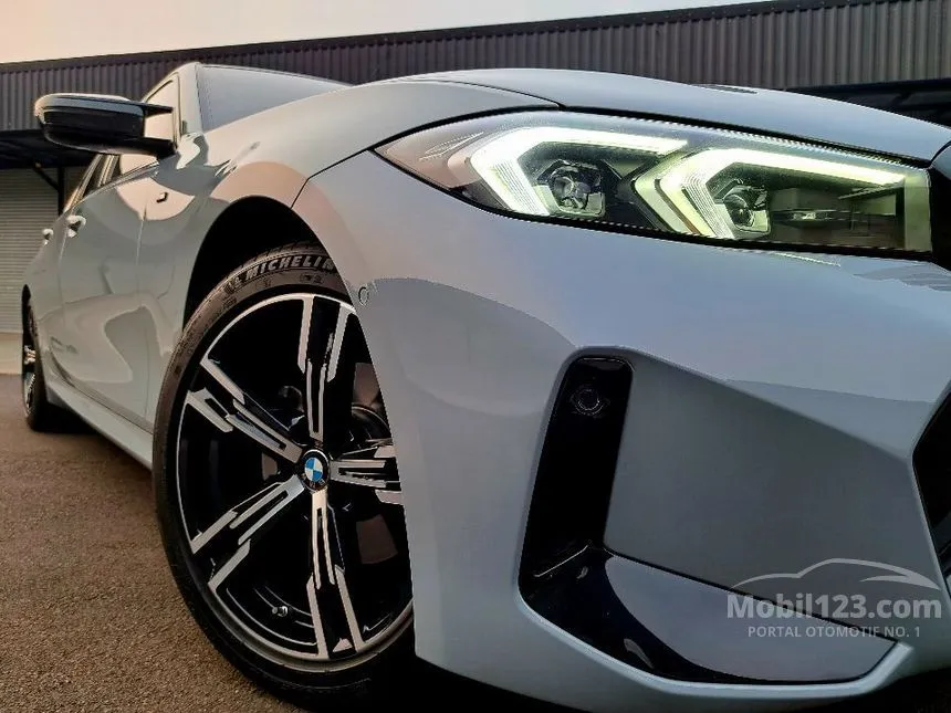 Jual Mobil BMW 320i 2023 M Sport 2.0 di DKI Jakarta Automatic Sedan Abu