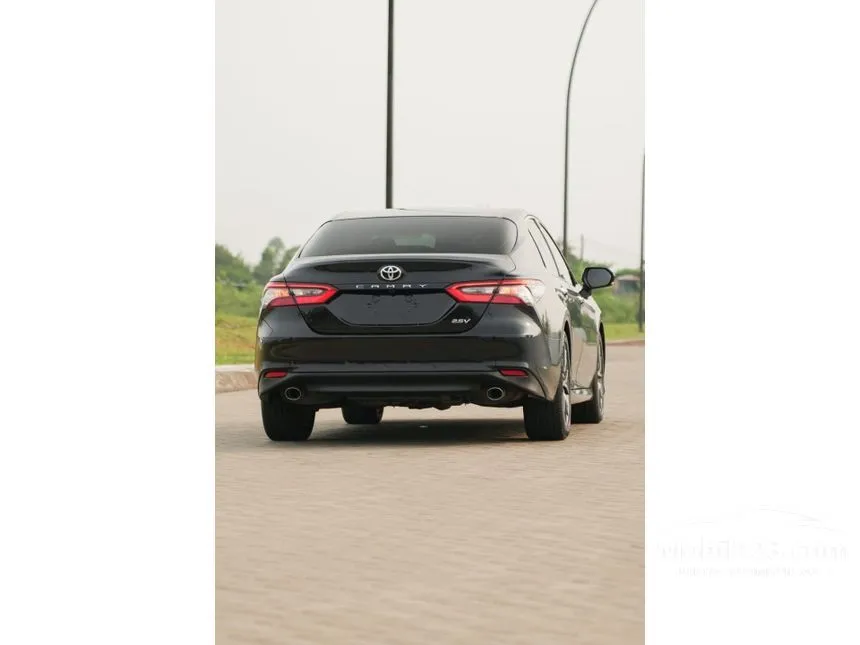 2022 Toyota Camry V Sedan