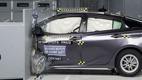 2016 Toyota Prius คว้ามาตรฐานความปลอดภัยสูงสุด