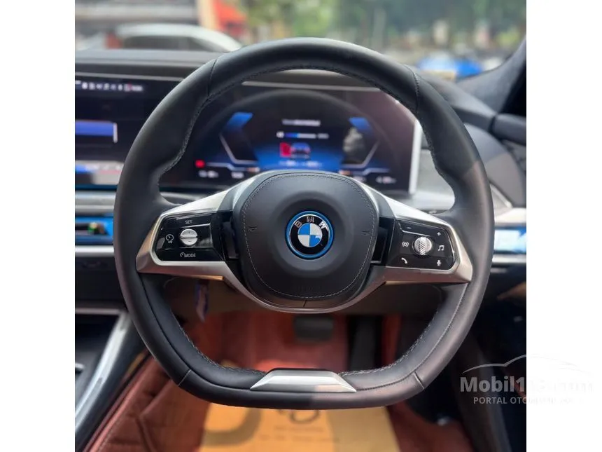 2024 BMW i7 xDrive60 Gran Lusso (2 Tone Exterior) Sedan