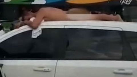 Ketahuan Selingkuh, Pria ini Dihukum Istrinya Naik di Atap Mobil Tanpa Busana