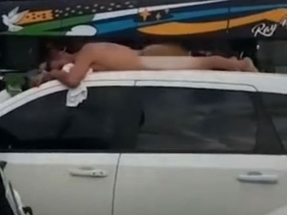 Ketahuan Selingkuh, Pria ini Dihukum Istrinya Naik di Atap Mobil Tanpa Busana