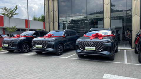 Chairman Chery Global Serahkan Langsung 100 Unit Tiggo 8 CSH ke Konsumen Indonesia