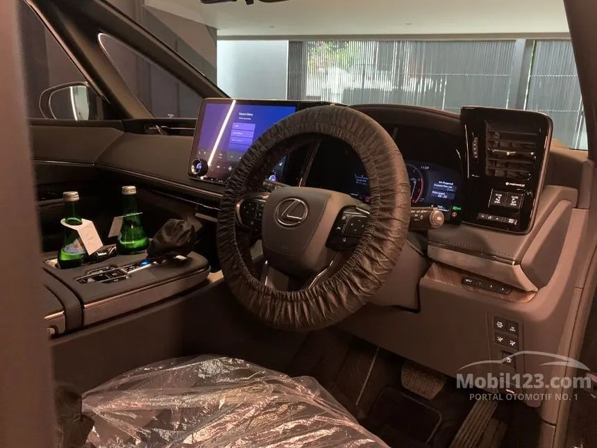 2024 Lexus LM350h Van Wagon
