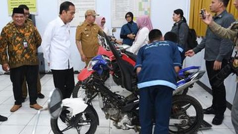 Jokowi Mau Kasih Mobil dan Motor Listrik ke SMK untuk Dipelajari