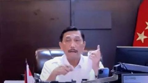 Luhut Minta Tunjukkan Kartu Vaksin Bagi yang ke Luar Kota Saat PPKM Darurat
