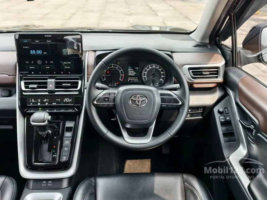 2023 Toyota Kijang Innova Zenix V (Premium Color) MPV