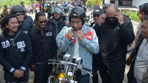 Gaya Jokowi Naik Chopperland Saat Kunjungan Kerja ke Sukabumi