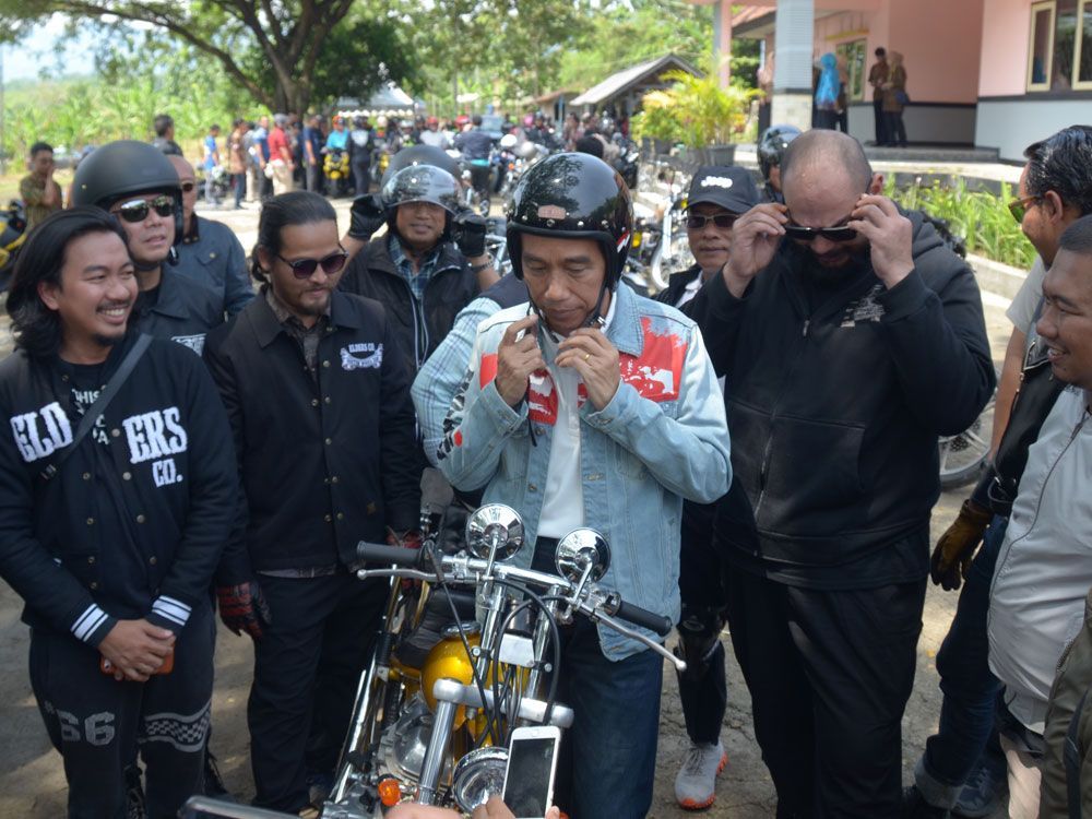Gaya Jokowi Naik Chopperland Saat Kunjungan Kerja ke Sukabumi