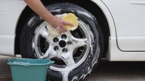 5 Kesalahan Umum Saat Mencuci Mobil di Rumah, Apakah Itu?