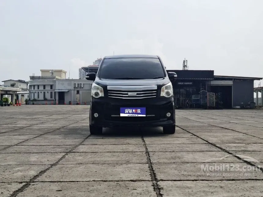 2013 Toyota NAV1 V MPV