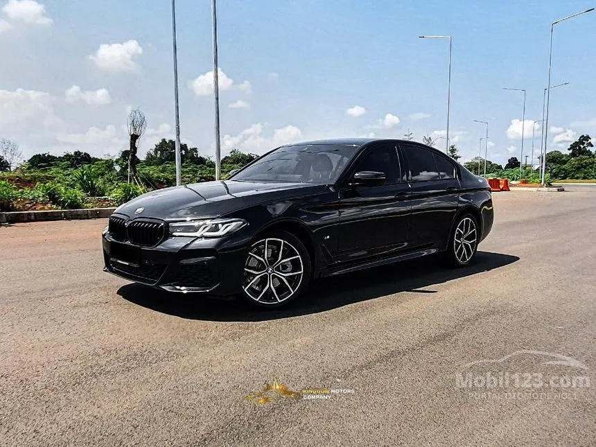 Jual Mobil BMW 520i 2024 M Sport 2.0 di Banten Automatic Sedan Hitam Rp 875.000.000