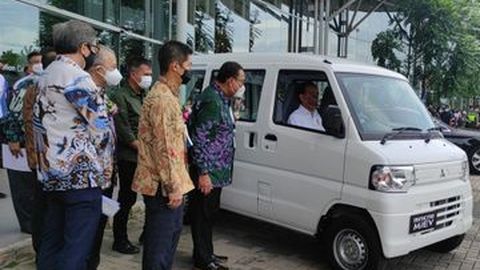 Sebelum Lantik Panglima TNI, Jokowi Datang ke GIIAS 2021 & Jajal Mobil Listrik
