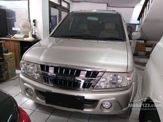 Isuzu Panther TOURING Mobil  bekas  dijual  di Indonesia 