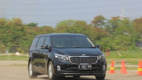 Kencan Super Singkat dengan Kia Grand Sedona