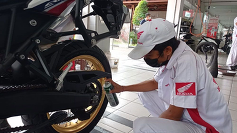 Jangan Salah! Ini Alasan Pelumas Rantai Motor Khusus Lebih Baik dari Oli Bekas