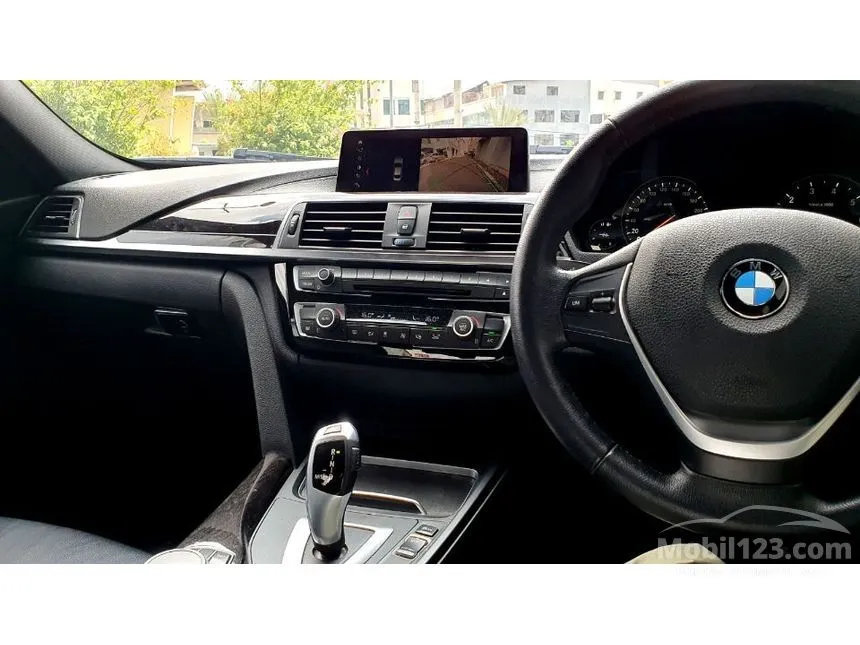 2018 BMW 320i Luxury Sedan