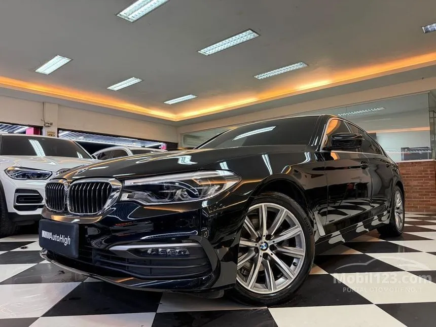 2019 BMW 520i Luxury Sedan