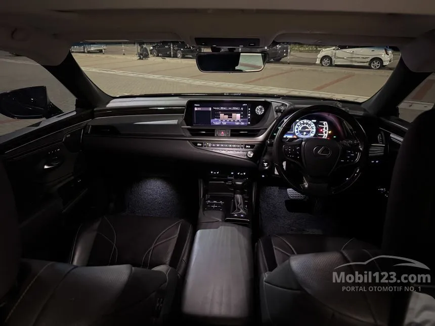 2021 Lexus ES 300h Ultra Luxury Sedan