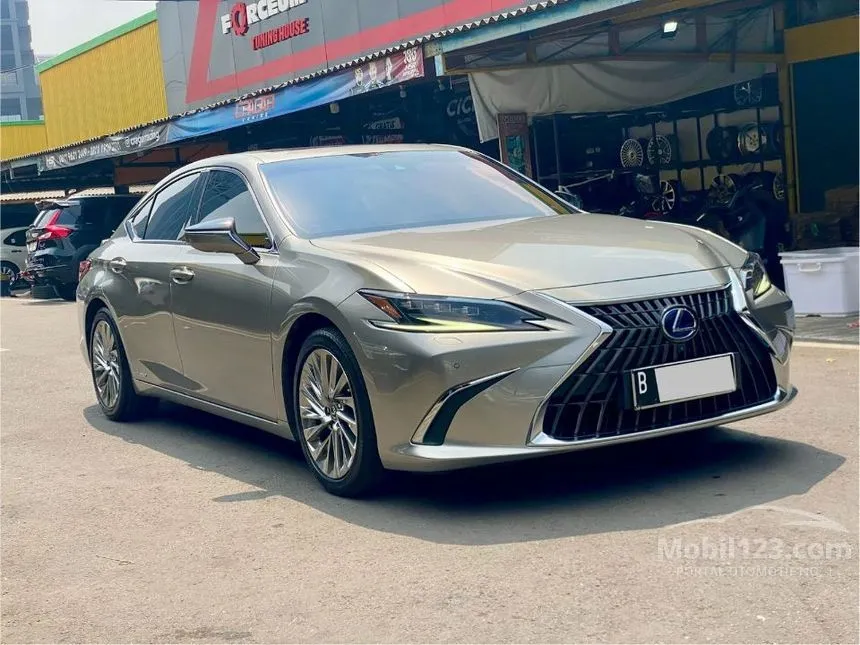 2022 Lexus ES 300h Ultra Luxury Sedan