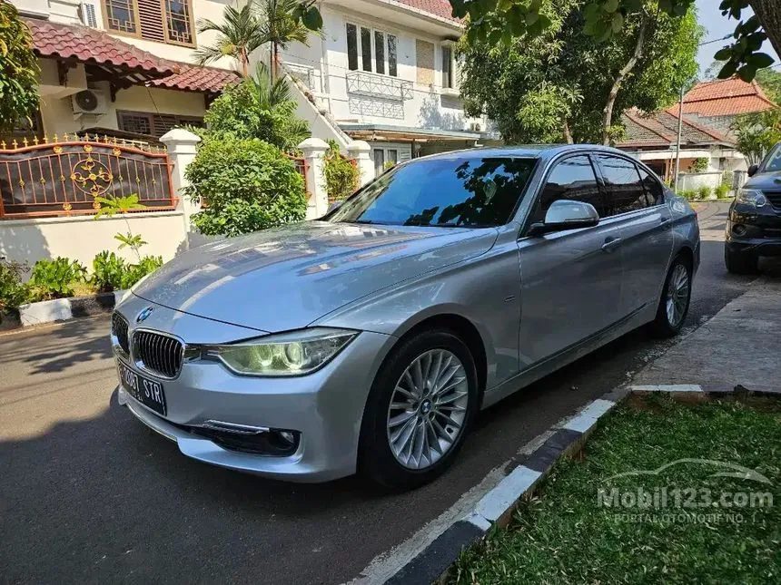 Jual Mobil BMW 320i 2013 Luxury 2.0 di DKI Jakarta Automatic Sedan Silver Rp 245.000.000