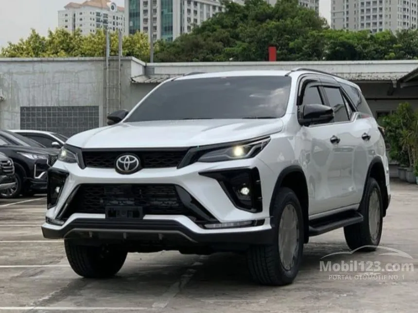 Jual Mobil Toyota Fortuner 2025 VRZ TSS GR Parts Aero Package (Two Tone) (Premium 2.8 di Jawa Barat Automatic SUV Putih Rp 529.000.000
